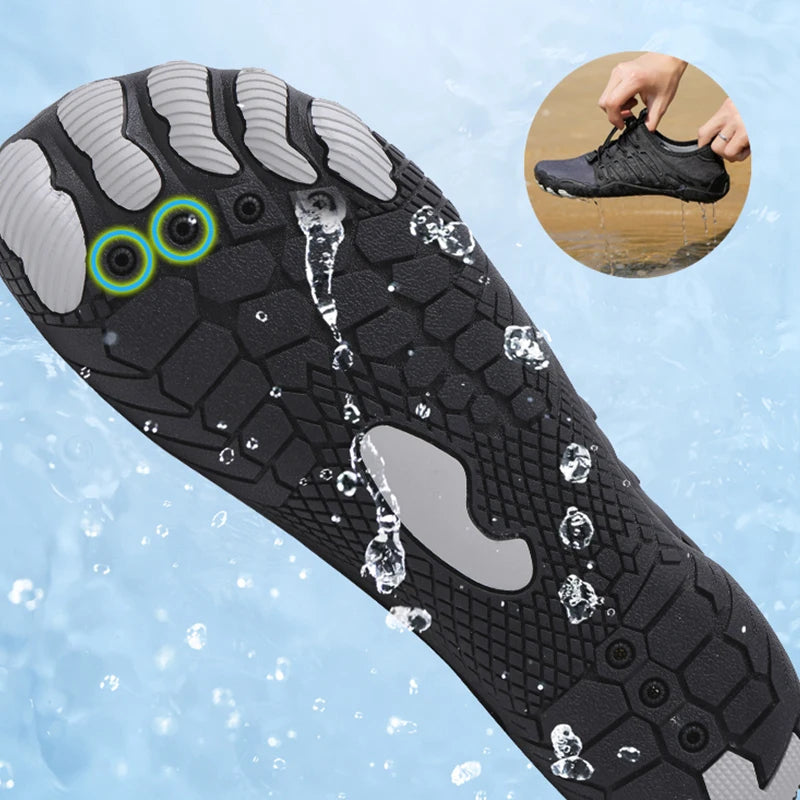 Schwarzer wasserdichter Barfußschuh mit rutschfester Sohle, ideal für Outdoor-Aktivitäten.
