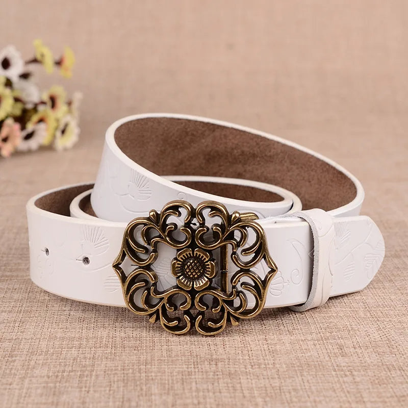 Weißer Ledergürtel mit goldener Schnalle, Damenmode Accessoire, elegant und stilvoll.