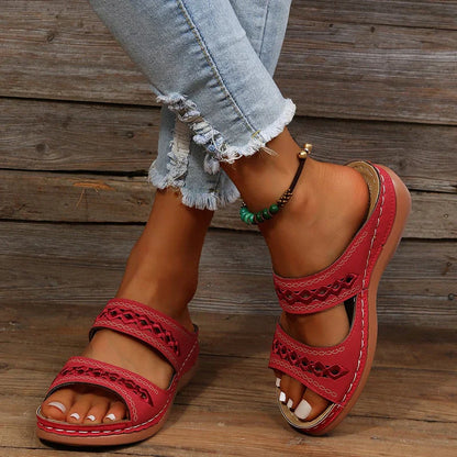 Rote Damen-Sandalen aus Leder, lässig, mit Riemen, ideal für Sommermode, bequem.