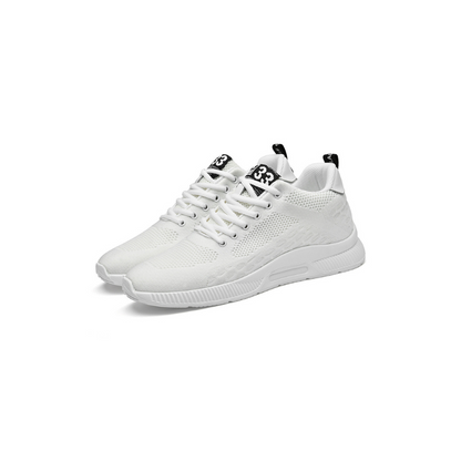 Weiße Sportschuhe aus Mesh, atmungsaktiv, mit Schnürsenkeln, ideal für Laufen und Fitness.