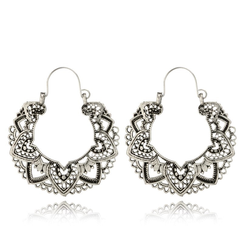 Silberne Boho-Ohrringe, filigranes Design, Mandala-Muster, Damen-Schmuck, Vintage-Stil.