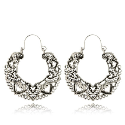 Silberne Boho-Ohrringe, filigranes Design, Mandala-Muster, Damen-Schmuck, Vintage-Stil.