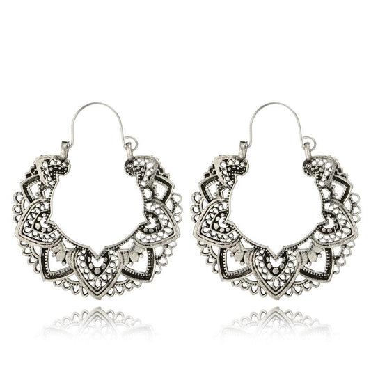 Silberne Boho-Ohrringe, filigranes Design, Mandala-Muster, Damen-Schmuck, Vintage-Stil.