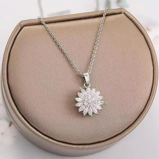 Silberne Halskette mit funkelndem Blumenanhänger, eleganter Schmuck für Damen.