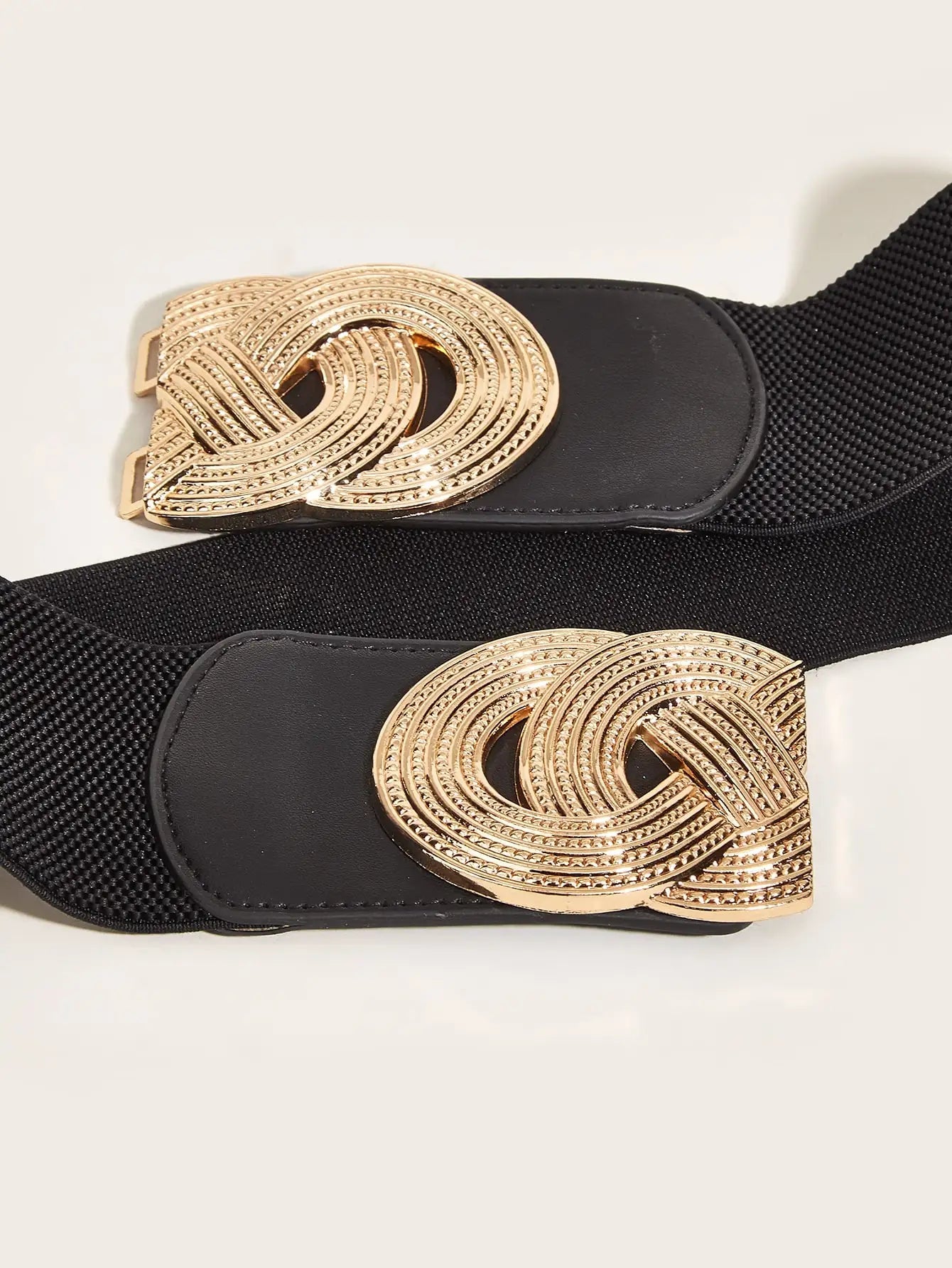 Schwarzer elastischer Gürtel mit goldener Schnalle, Damenmode Accessoire, elegant und stilvoll.