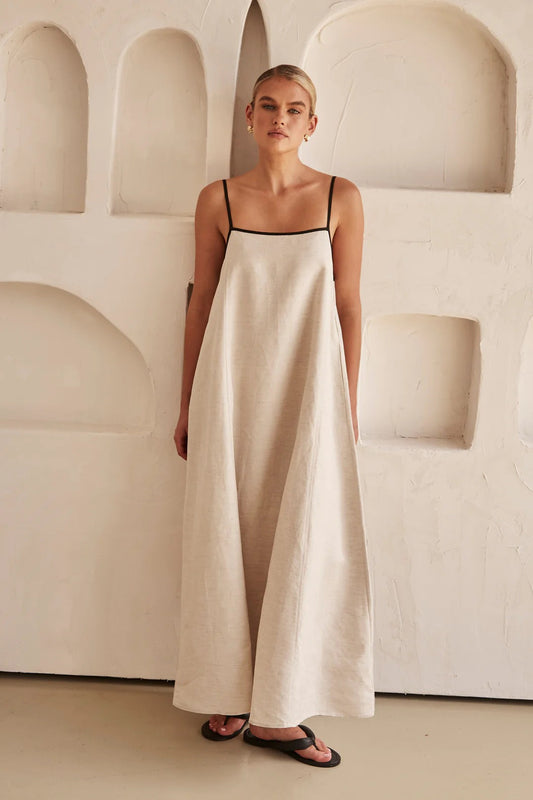 Beige sommarklänning med feminin silhuett – Isara