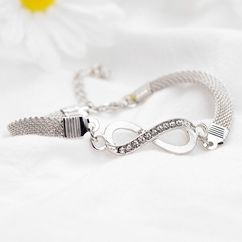 Silberarmband mit Unendlichkeitssymbol, Strasssteine, Damen, elegantes Schmuckdesign.