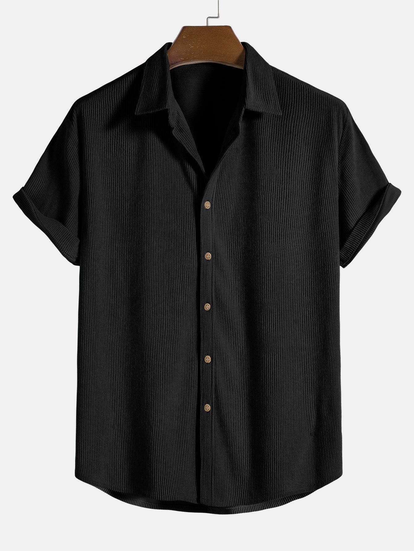 Schwarzes Herrenhemd, kurzärmelig, Knopfleiste, gerippter Stoff, klassischer Kragen, elegant.