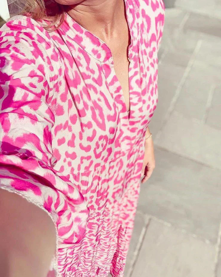 Frau in pinkem Leopardenmuster-Kleid, Sommermode, lässiger Stil, helle Farben.