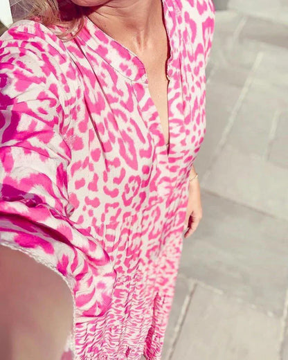 Frau in pinkem Leopardenmuster-Kleid, Sommermode, lässiger Stil, helle Farben.