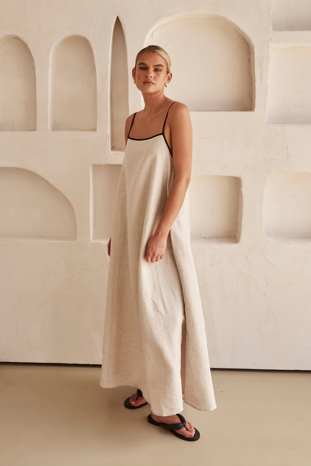 Beige sommarklänning med feminin silhuett – Isara