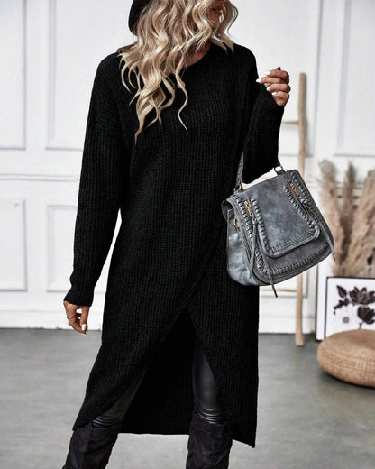 Frau in schwarzem Strickkleid mit grauer Tasche, modisch, elegant, Herbstmode, Innenraum.
