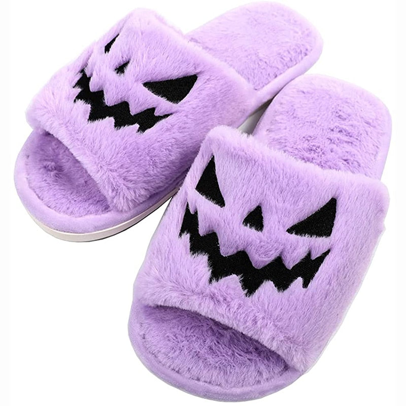 Lila Plüsch-Hausschuhe mit Kürbisgesicht, rutschfest, gemütlich, Halloween-Design.