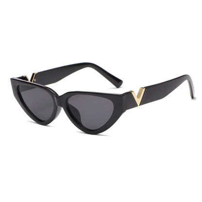 Schwarze Cat-Eye-Sonnenbrille mit goldenen Details, modisches Accessoire, UV-Schutz.
