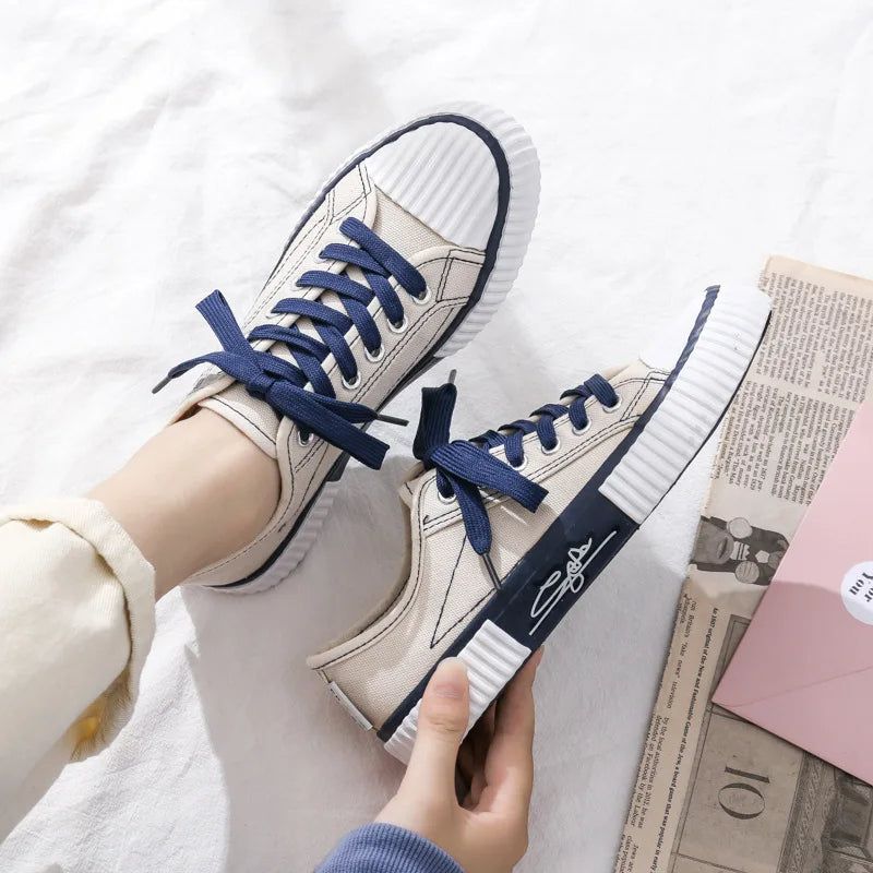 Beige Sneaker mit blauen Schnürsenkeln, Unisex, Freizeitschuh, Leinwand, modisch, bequem.