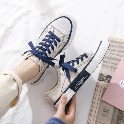 Beige Sneaker mit blauen Schnürsenkeln, Unisex, Freizeitschuh, Leinwand, modisch, bequem.