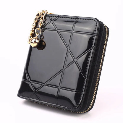 Schwarze Lackleder-Geldbörse mit goldener Kette und Reißverschluss, Damen-Accessoire.