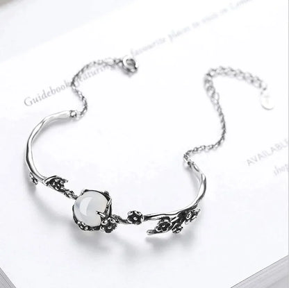 Silbernes Armband mit Kristall, florales Design, Damen-Schmuck, elegantes Accessoire.