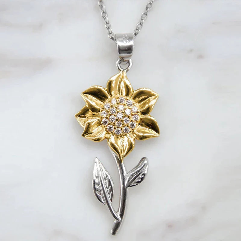 Goldene Sonnenblume Anhänger mit Strasssteinen, silberne Kette, Schmuck für Damen.