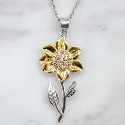 Goldene Sonnenblume Anhänger mit Strasssteinen, silberne Kette, Schmuck für Damen.