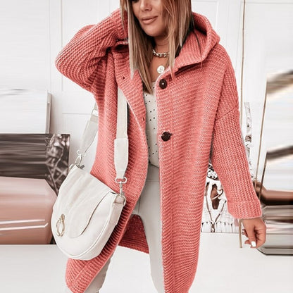 Frau in rosa Strickjacke mit Kapuze, weiße Umhängetasche, modisch, lässig, Herbstmode.