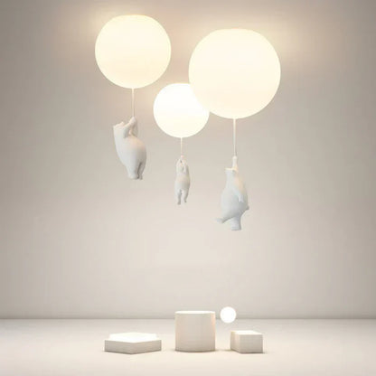 Drei weiße Bärenlampen mit Ballons, moderne LED-Deckenleuchte, minimalistisch, Kinderzimmer.