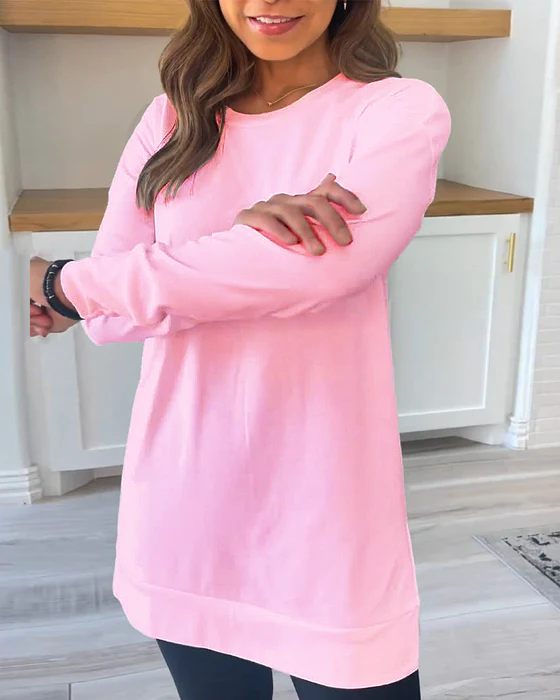 Frau in rosa Langarmshirt, lässig, bequem, modisch, Wohnzimmer, Freizeitkleidung, Damenmode.