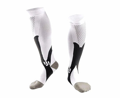 Weiße und schwarze Kompressionsstrümpfe, atmungsaktiv, für Sport und Erholung.