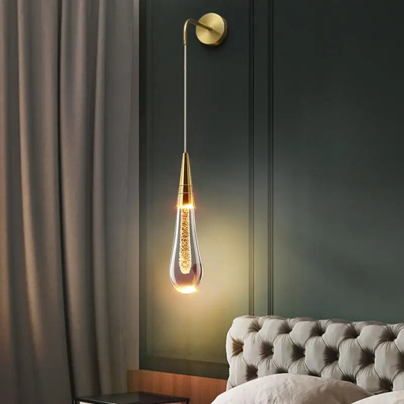 Vägglampa i droppform med varmt sken - Solena