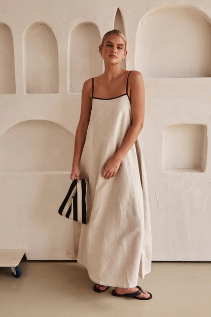Beige sommarklänning med feminin silhuett – Isara