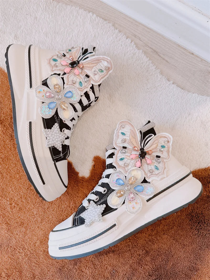 Schwarze und weiße Sneaker mit Schmetterlingsverzierung, Damenmode, trendige Schuhe.