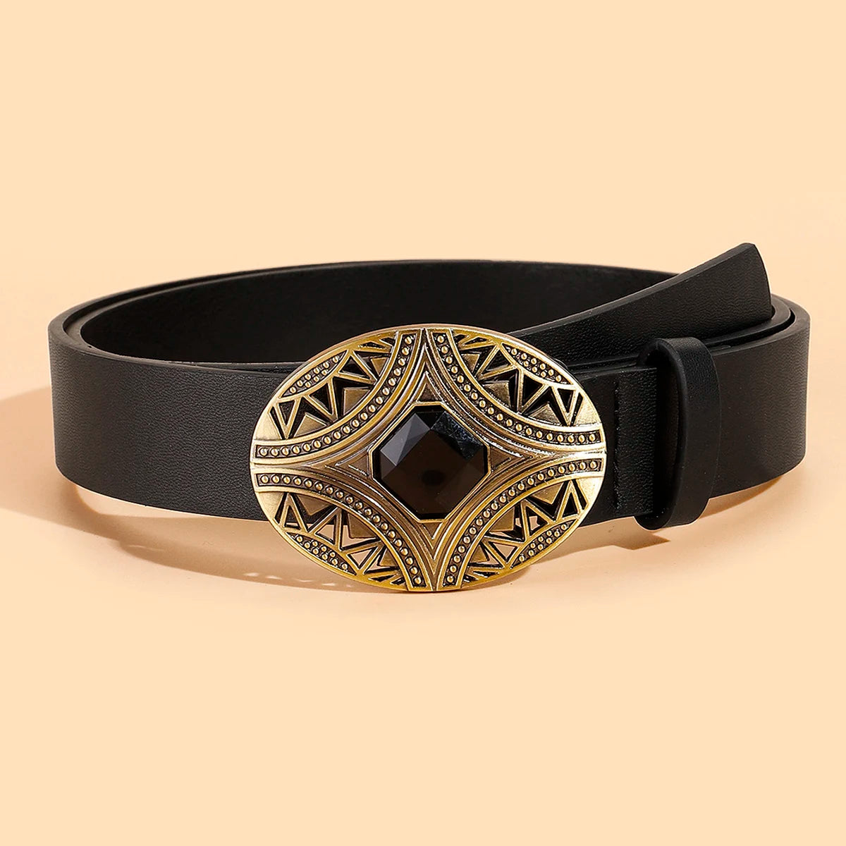 Schwarzer Ledergürtel mit goldener, verzierter Schnalle und schwarzem Edelstein.
