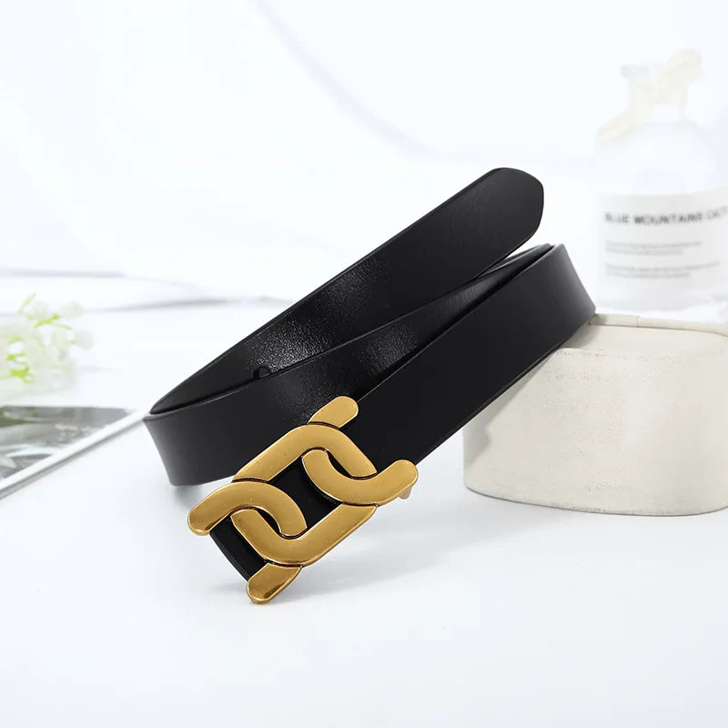 Schwarzer Ledergürtel mit goldener Schnalle, modisches Accessoire für Damen.