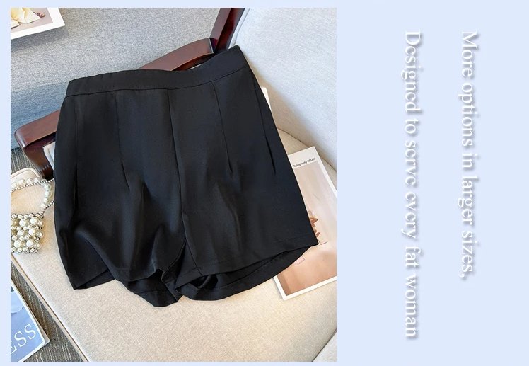 Schwarze Damen-Shorts aus Baumwolle auf grauem Sofa, elegante Sommermode.