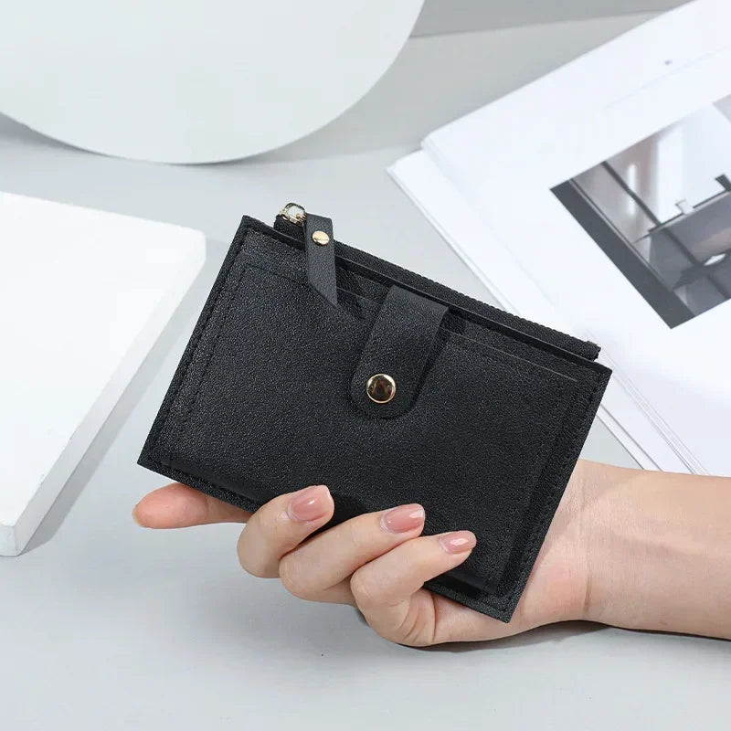 Schwarzes Lederkartenetui, minimalistisches Design, handgehalten, stilvoll und funktional.