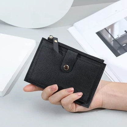 Schwarzes Lederkartenetui, minimalistisches Design, handgehalten, stilvoll und funktional.