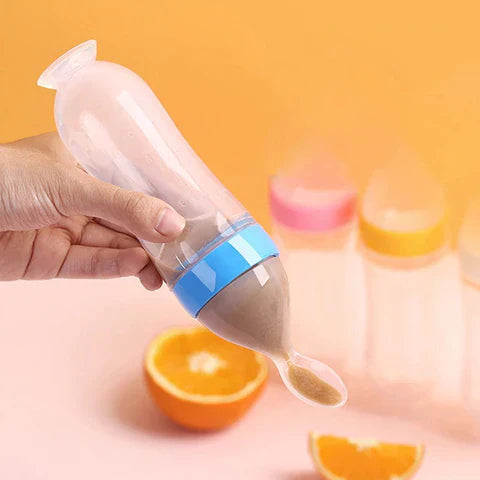 Hand drückt transparente Quetschflasche mit blauem Deckel, gefüllt mit brauner Flüssigkeit.