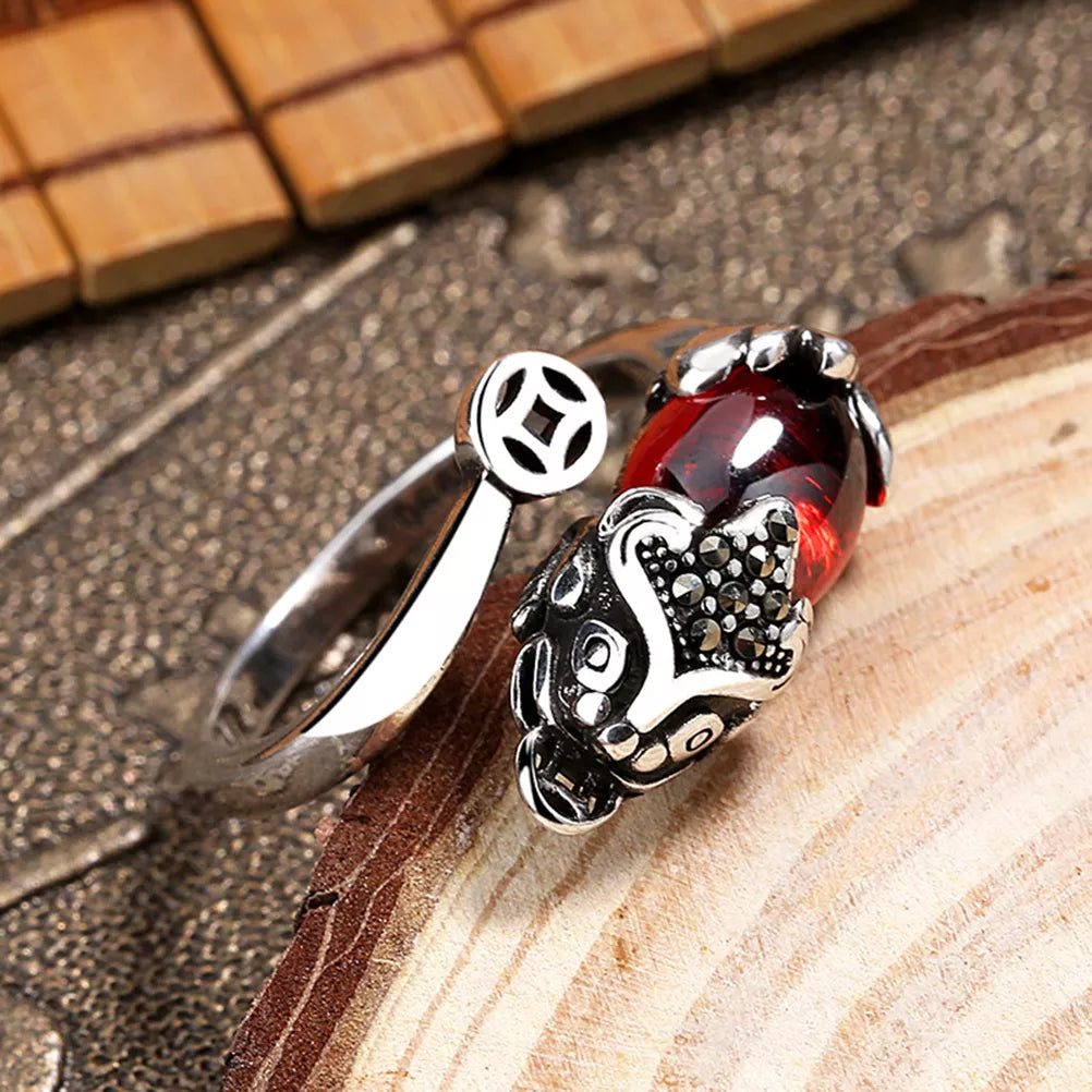 Silberring mit rotem Granatstein und Drachenmotiv, handgefertigt, Schmuck für Damen.