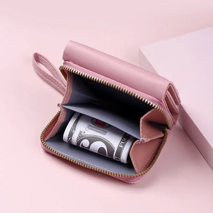 Rosa Leder-Geldbörse mit Reißverschluss, offen mit Geldschein, Damen-Accessoire, elegant.