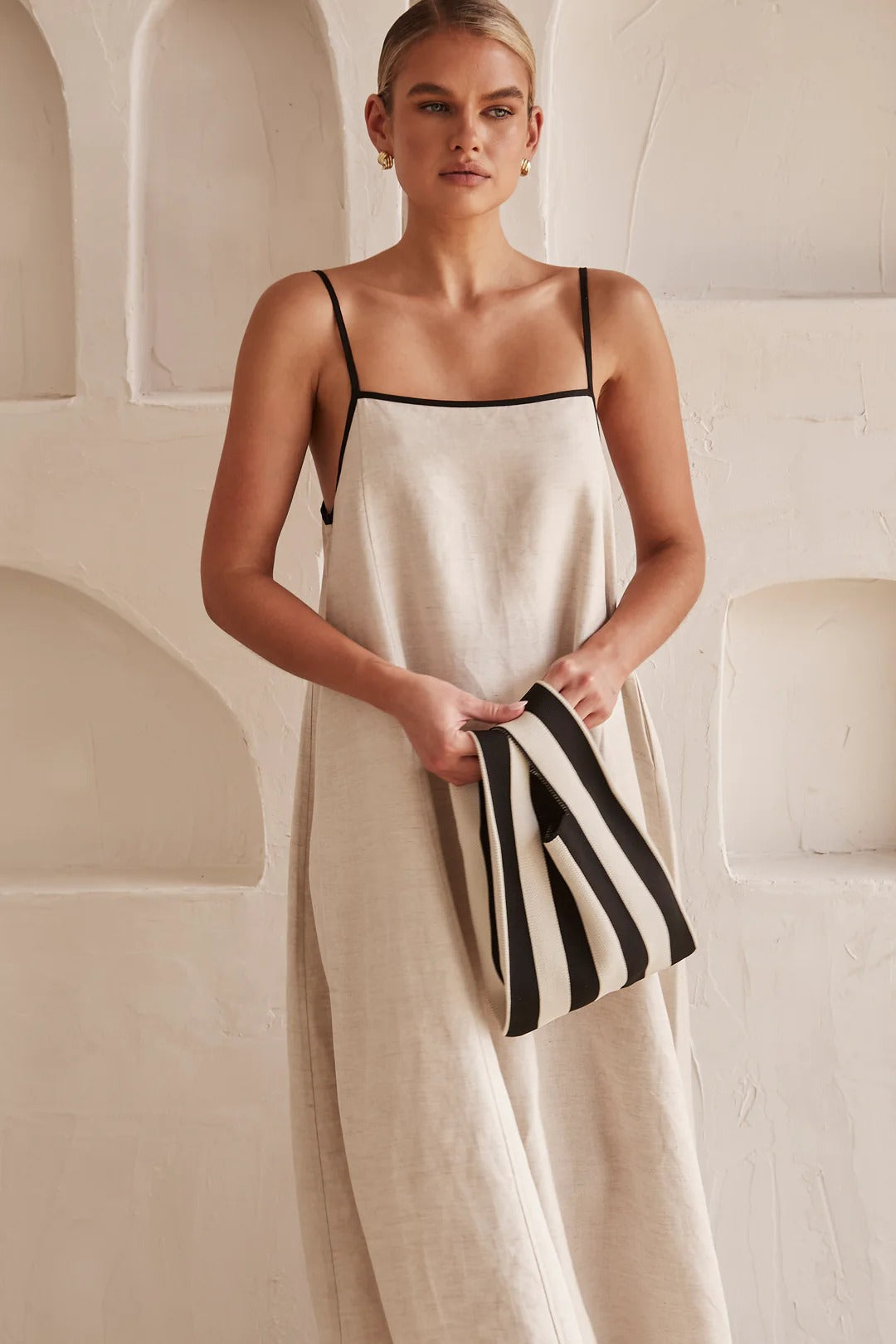 Beige sommarklänning med feminin silhuett – Isara