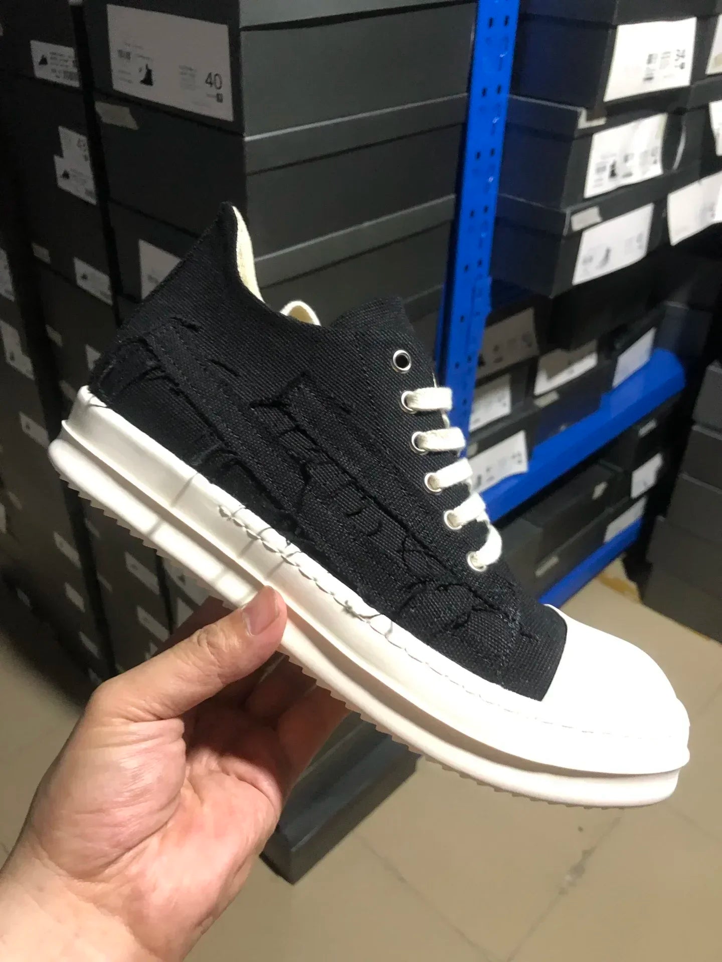 Schwarzer Sneaker mit weißer Sohle, handgehalten, im Lager, modisch, Unisex-Sportschuh.