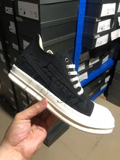 Schwarzer Sneaker mit weißer Sohle, handgehalten, im Lager, modisch, Unisex-Sportschuh.