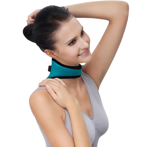 Frau mit blauem Nackenstützkissen, ergonomisch, für Schmerzlinderung und Entspannung.
