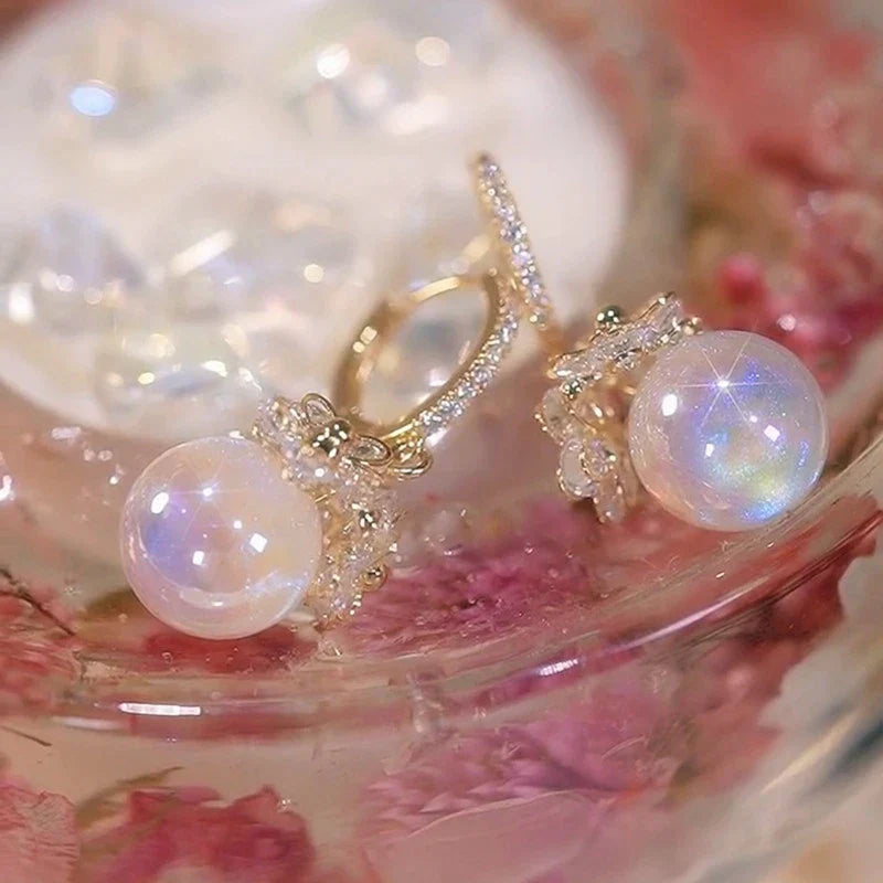 Goldene Ohrringe mit schimmernden Perlen, elegantes Design, Schmuck für Damen, modisch.