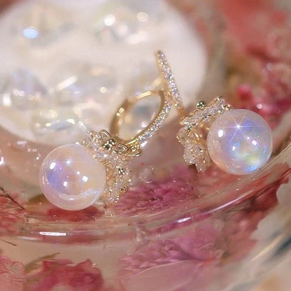 Goldene Ohrringe mit schimmernden Perlen, elegantes Design, Schmuck für Damen, modisch.