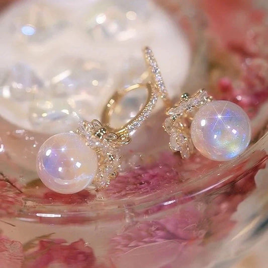 Goldene Ohrringe mit schimmernden Perlen, elegantes Design, Schmuck für Damen, modisch.