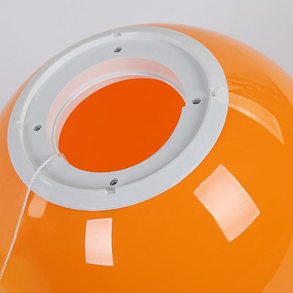 Orangefarbene Kunststofflampe, runde Form, modernes Design, Deckenleuchte, Innenbeleuchtung.