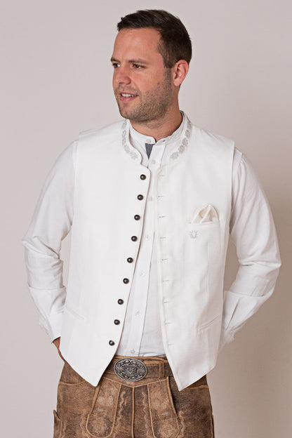 Mann in weißer Trachtenweste und Lederhose, traditionelles bayerisches Outfit, festlich.