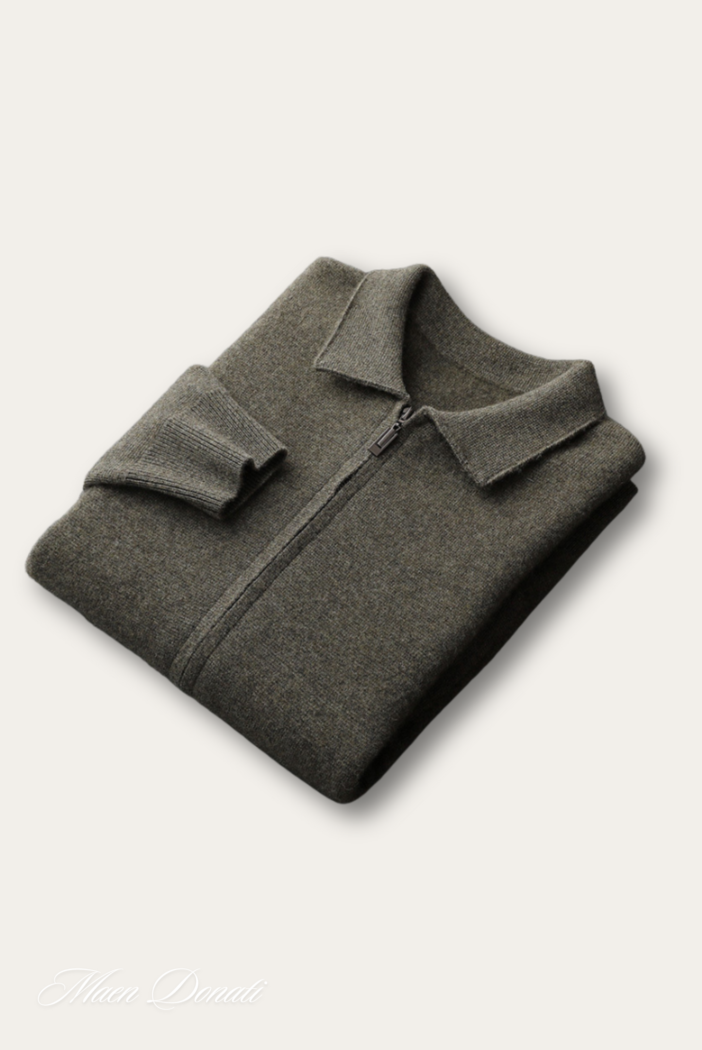 Gefalteter olivgrüner Wollpullover mit Reißverschluss und Kragen, Herrenmode.