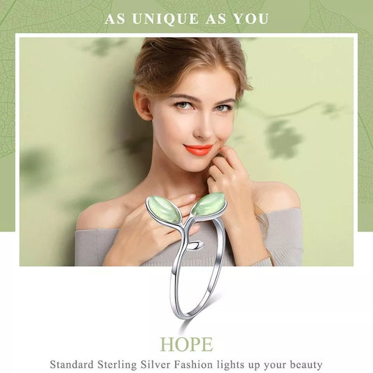 Silberring mit grünen Blättern, elegantes Design, Damenmode, Schmuckaccessoire.
